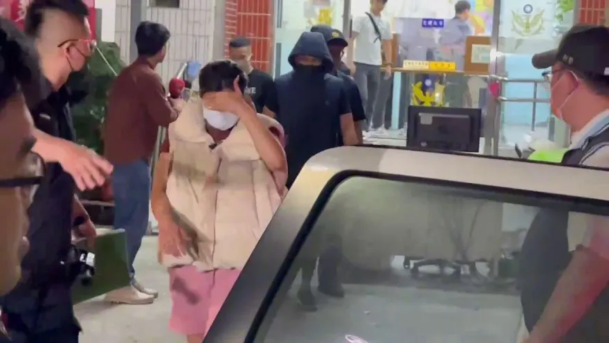 快訊/移送畫面曝！台64線女子墜高架橋身亡案　車內3人被函送偵辦