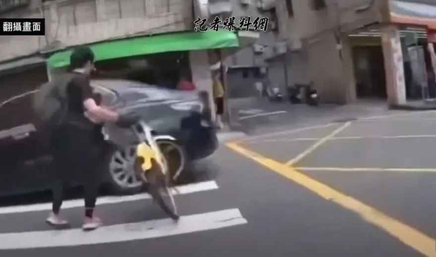 影/拿命捍衛路權？學生牽Ubike過馬路「衝撞汽車」　拍攝者：水~~