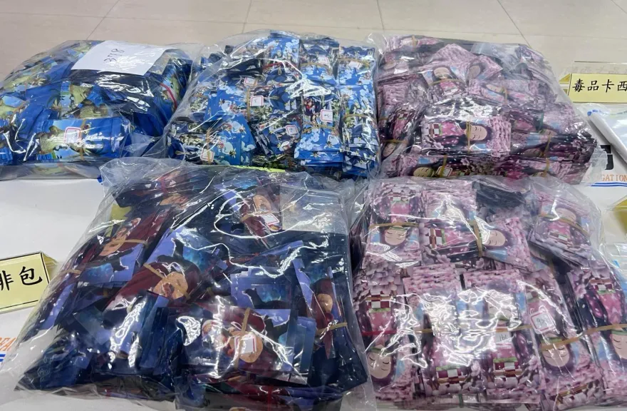 3人組一條龍毒品分裝販毒集團　警查扣上千包動漫外包裝毒咖啡