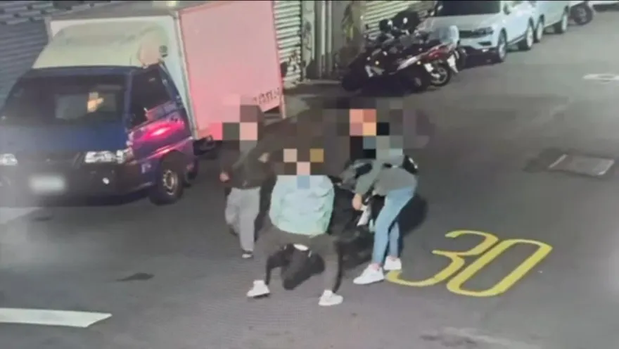 影/機車典當被舅舅贖回上鎖　19歲男竟夥同3人半夜扛走遭警查獲