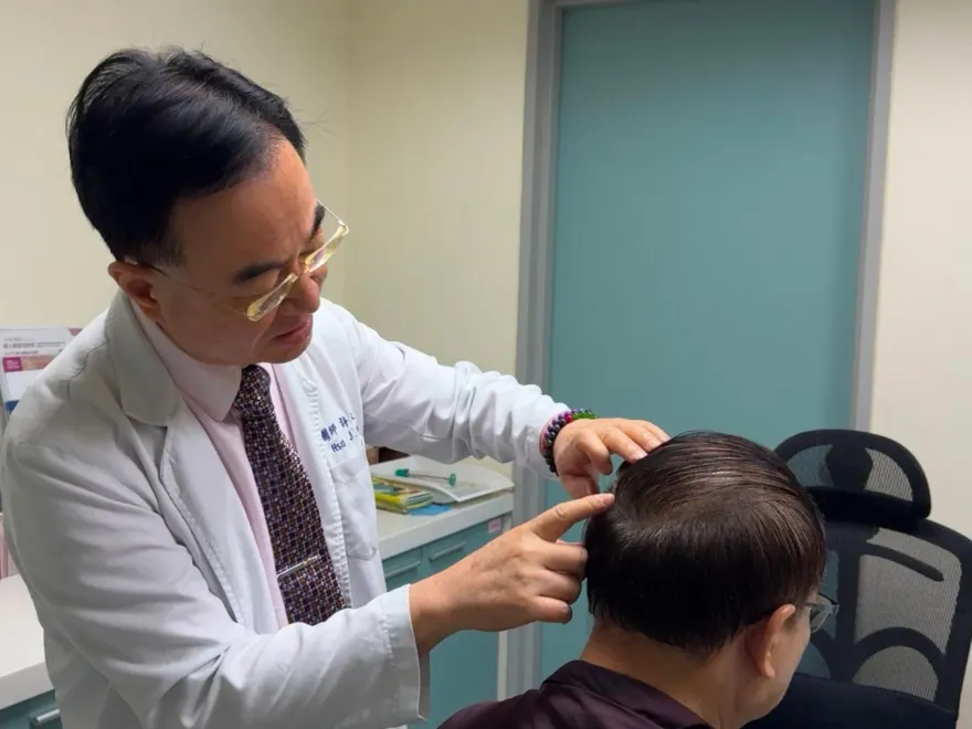 男頭皮長「詭異腫瘤」長期咳嗽、聲音沙啞！醫一看驚「是肺癌轉移」