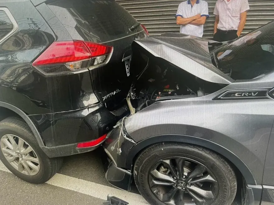 影/疑精神不濟！5車「保齡球式」連環追撞　機車淪「夾心餅」遭輾夾