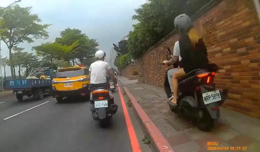 影/刺青男騎機車載妹人行道狂飆　險撞公車站學生警依法開罰