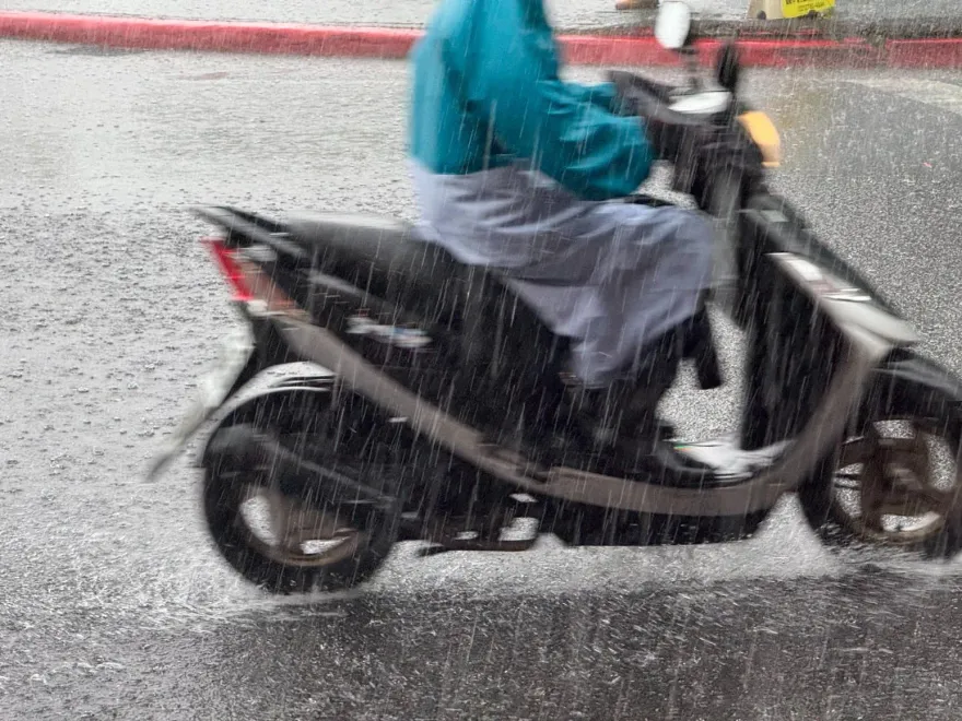鋒面、東北季風輪流襲台！母親節後雨最猛　降雨熱點南移洗空污