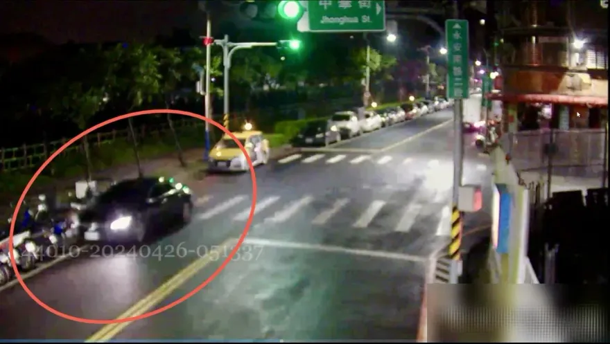 影/怎麼開的！賓士車半夜掃倒路邊15台機車　22歲駕駛稱「恍神」釀禍