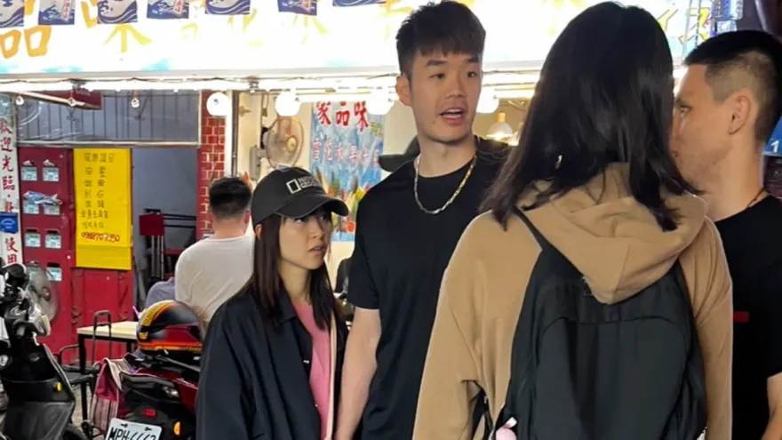 獨/樂天女神陳詩媛認愛！爆熱戀奧運金牌王齊麟　逛夜市牽手照曝光