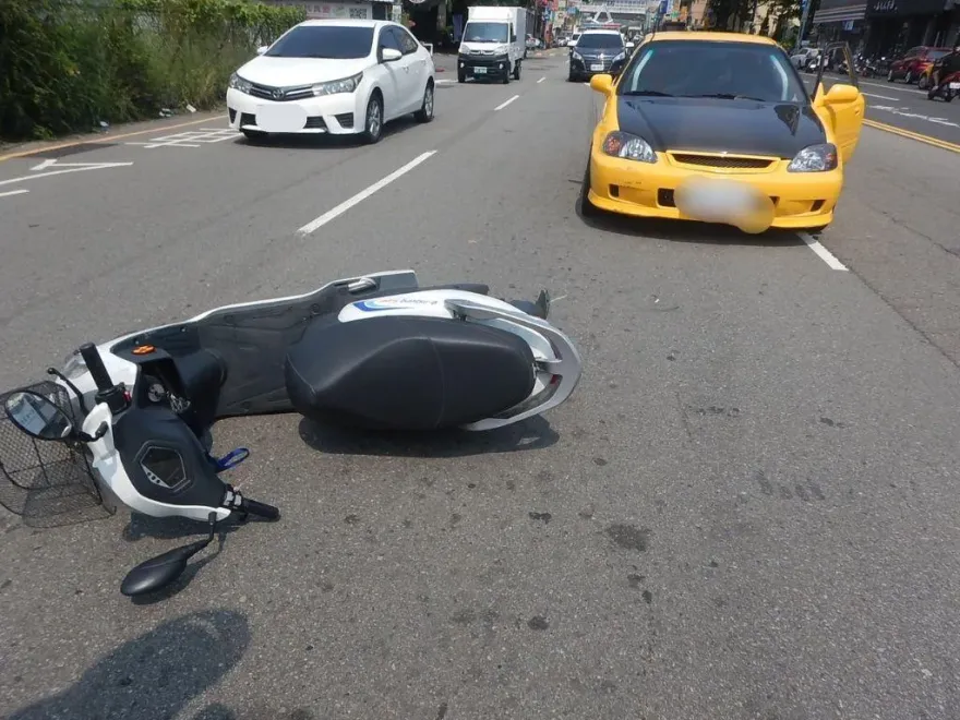 快訊/玖壹壹春風「開黃色喜美撞機車」！2人受傷自行就醫