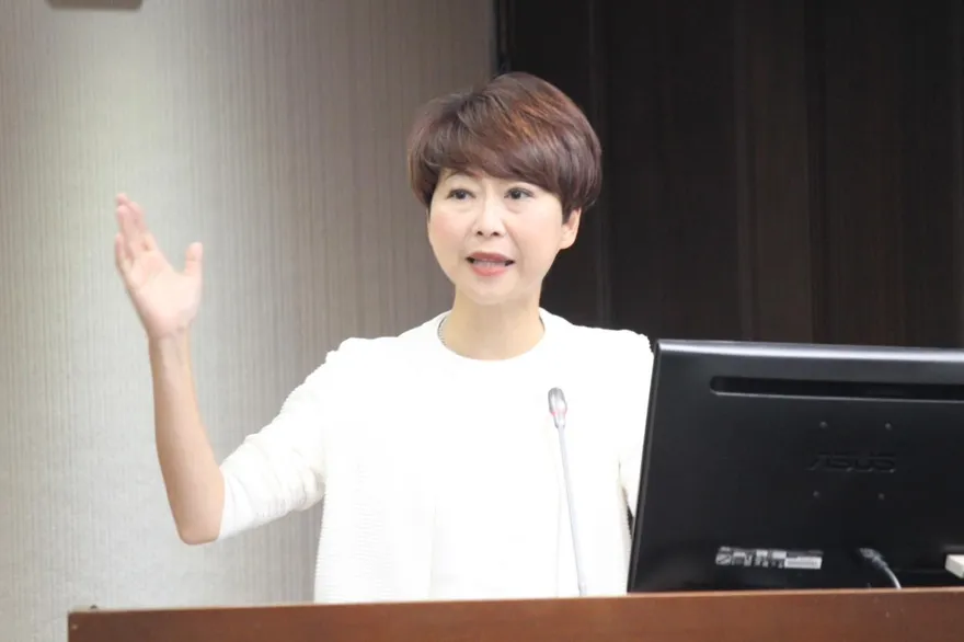 台南市長最新民調出爐！沒人能看見陳亭妃車尾燈