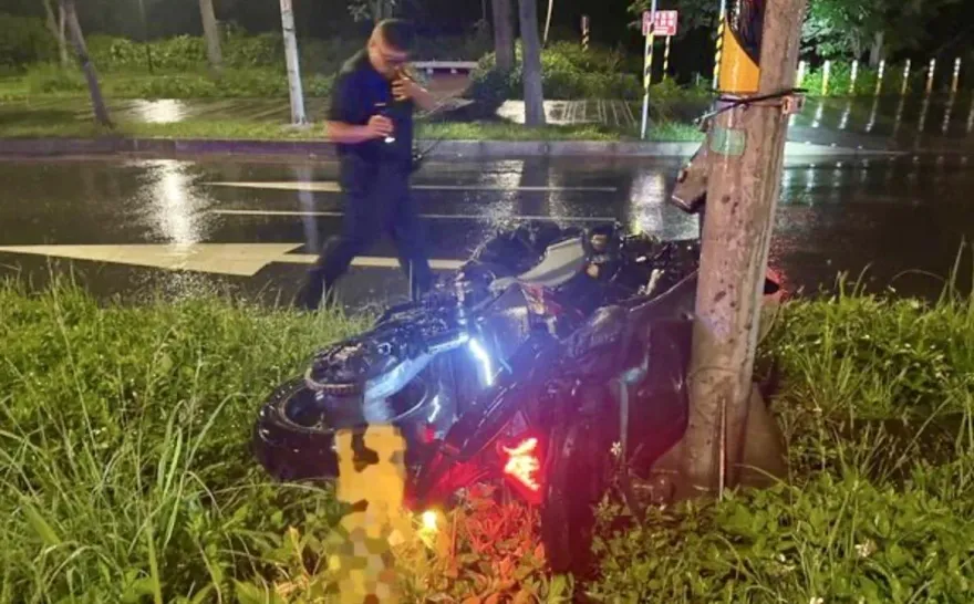 新北鶯歌死亡車禍！重機凌晨自撞分隔島　車毀騎士噴飛不治