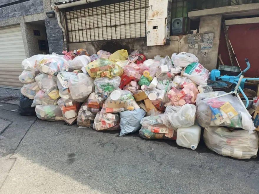 影/垃圾堆到天花板！台中「米奇屋」飄惡臭　鄰居嘆：聞了10多年