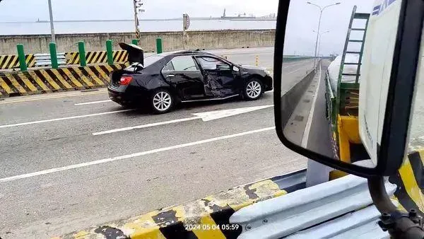 快訊/西濱快速道路林口段「紅牌重機」車禍！　騎士拋飛倒臥血泊