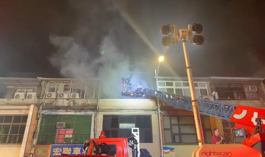 快訊/北市吉林路民宅竄火舌濃煙狂竄　火勢延燒「1樓燒到3樓」