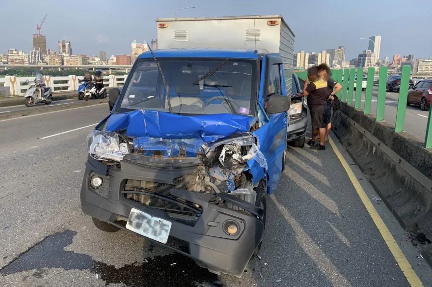 快訊/忠孝橋嚴重車禍4車連環撞　台北往三重塞爆了