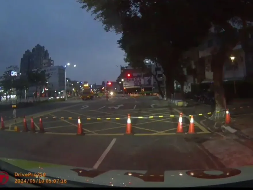 快訊/高雄男騎士「硬闖施工區」！　2義交攔阻「遭拖行數公尺」掛彩送醫