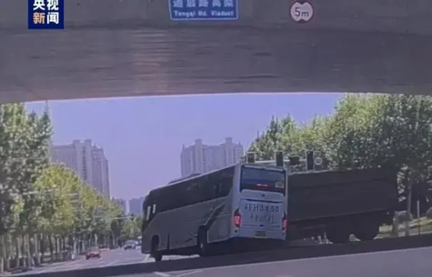紅綠燈故障沒人管…大巴撞砂石車釀1死7傷　小5女童喪命「連夜修好」網炸鍋