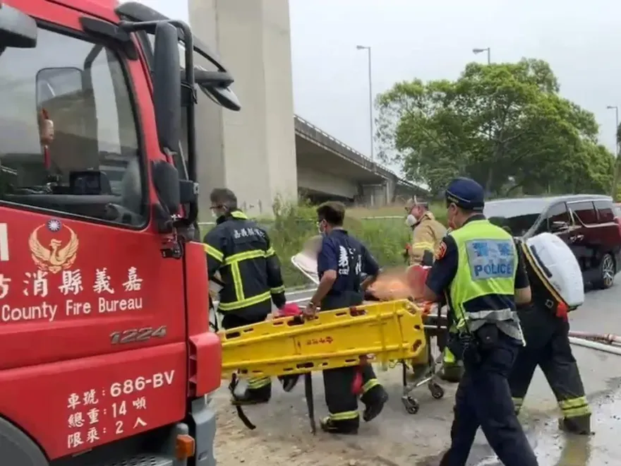 影/嘉義壓克力加工廠火災！塑膠廢料起火狂燒　77歲獨居翁緊急送醫