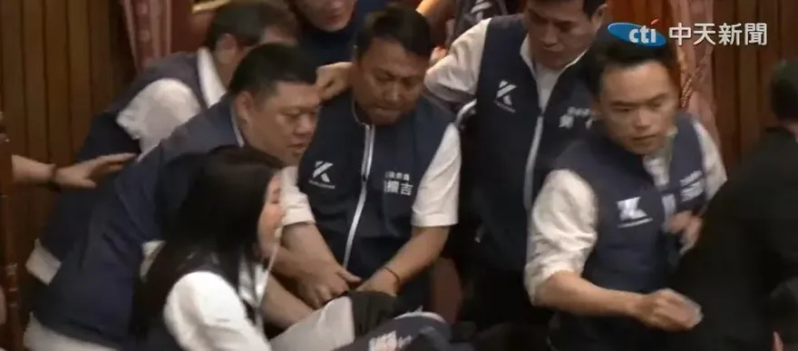 影/綠委鍾佳濱趁重覆表決想攻上主席台　遭多名藍委壓制在地