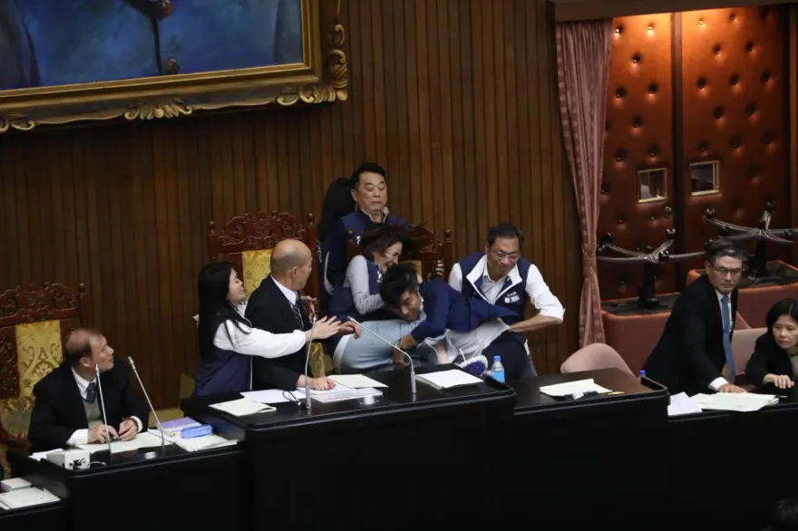 直擊/鍾佳濱稱飛撲因「踩到紙滑倒」　陳菁徽批襲臀拒接受道歉