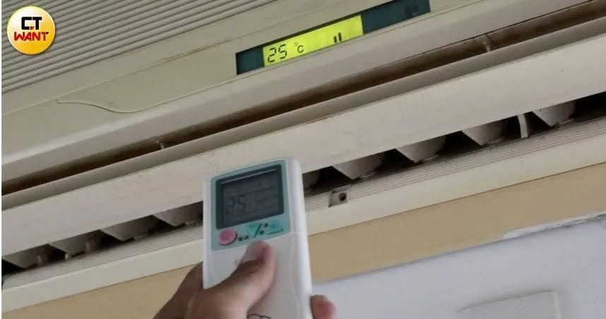 兩層樓吹冷氣狂用「2922度」　他見帳單傻眼：已經裸睡了