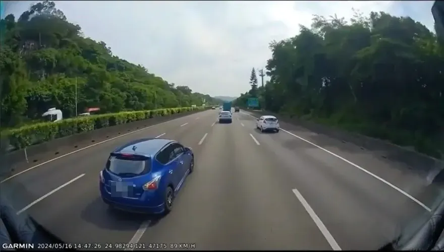 影/找死！國道切換車道硬擠聯結車遭撞飛　網嗆：這種人不配活著