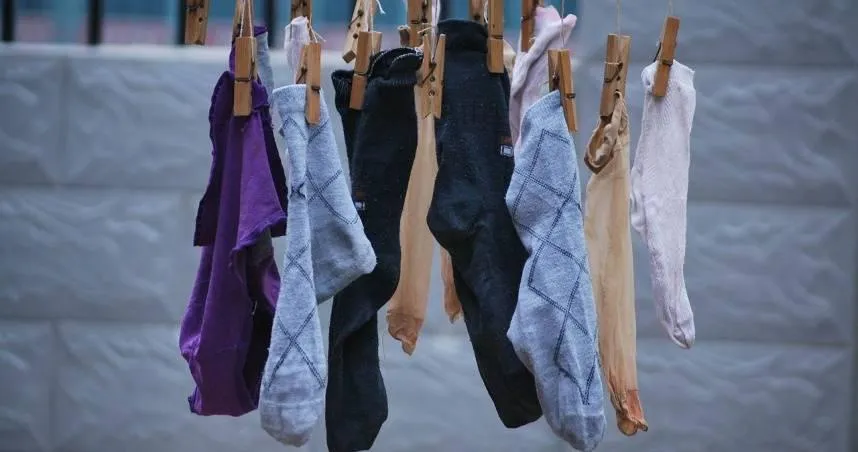 舊襪子先別丟！擦紗窗超乾淨　「5妙招」秒變居家神隊友