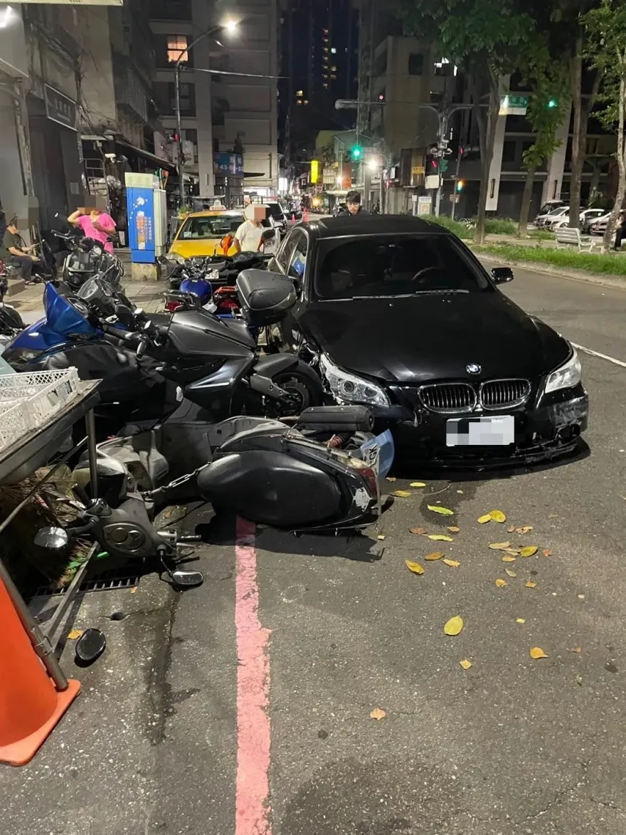 巧遇警察臨檢！毒蟲心虛自撞分隔島　2汽車＋7機車倒楣遭撞毀