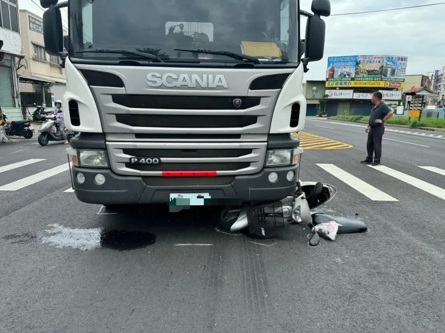 影/驚悚！彰化騎士「鬼切迴轉」遭油罐車生吞　機靈駕駛「1秒神反應」救婦人