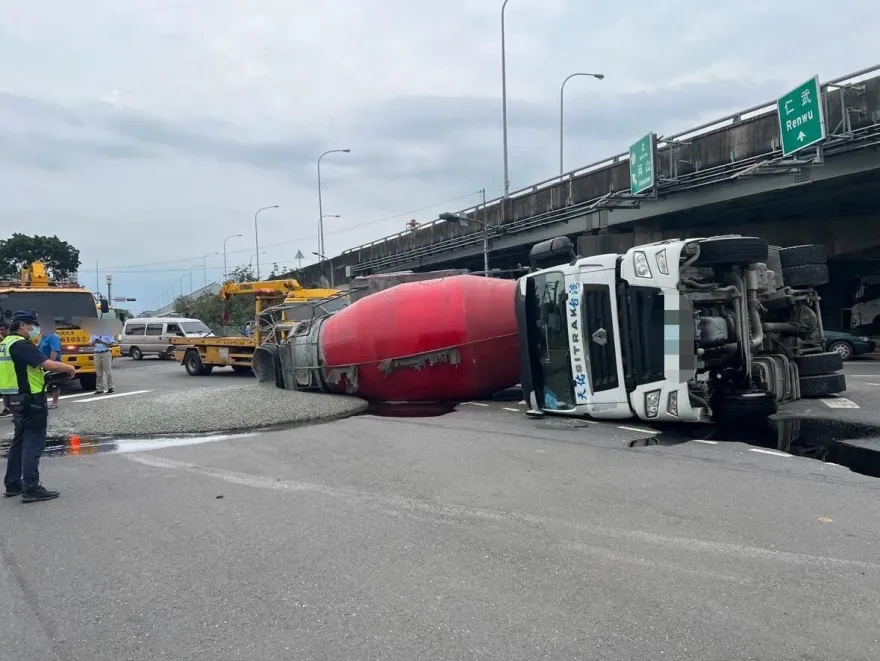 影/詭！高雄水泥車直行「突屁股一扭翻覆」　駕駛幸僅輕傷