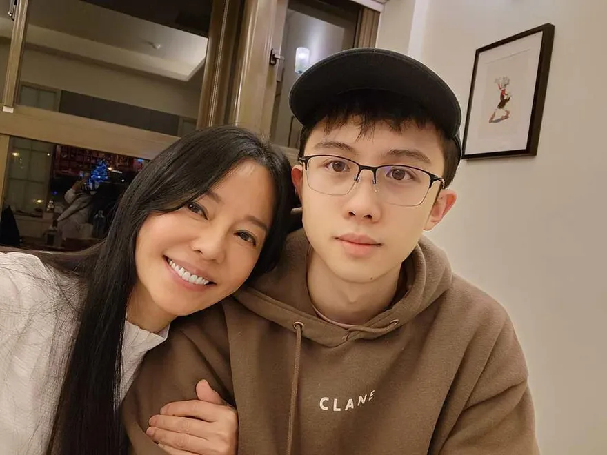 母子「接吻3小時」！　狄鶯曾、孫安佐舊片遭挖出