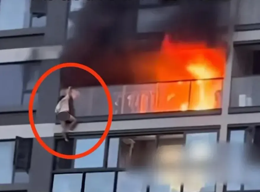 影/驚險畫面曝！男子遇火災翻陽台求生　疑體力不支墜樓砸暈救援者