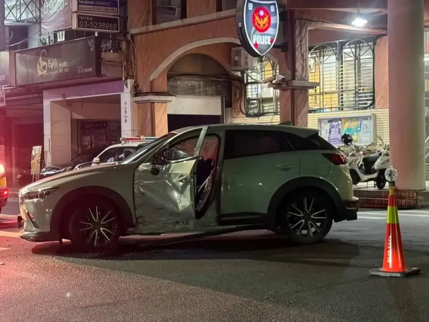影/新竹路口車禍！派出所前汽機車相撞　騎士連人帶車噴飛