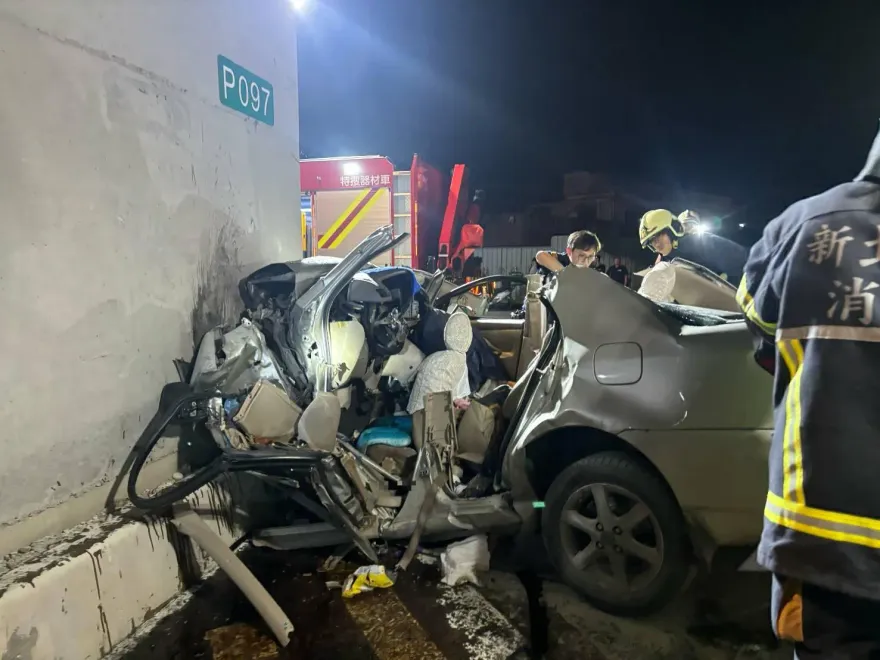 影/台65自撞亡！車體切半「把人救出」血液已流乾　衝擊畫面曝光