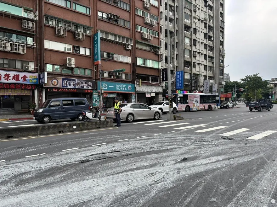 快訊/北市民崩潰了！砂石車廢土「噴整條路」　忠孝東路五段封閉暫停通行