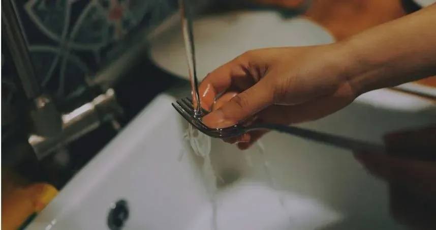 洗碗問題父子爆爭執！59歲男拿刀捅兒胸口　好友全程目睹嚇傻