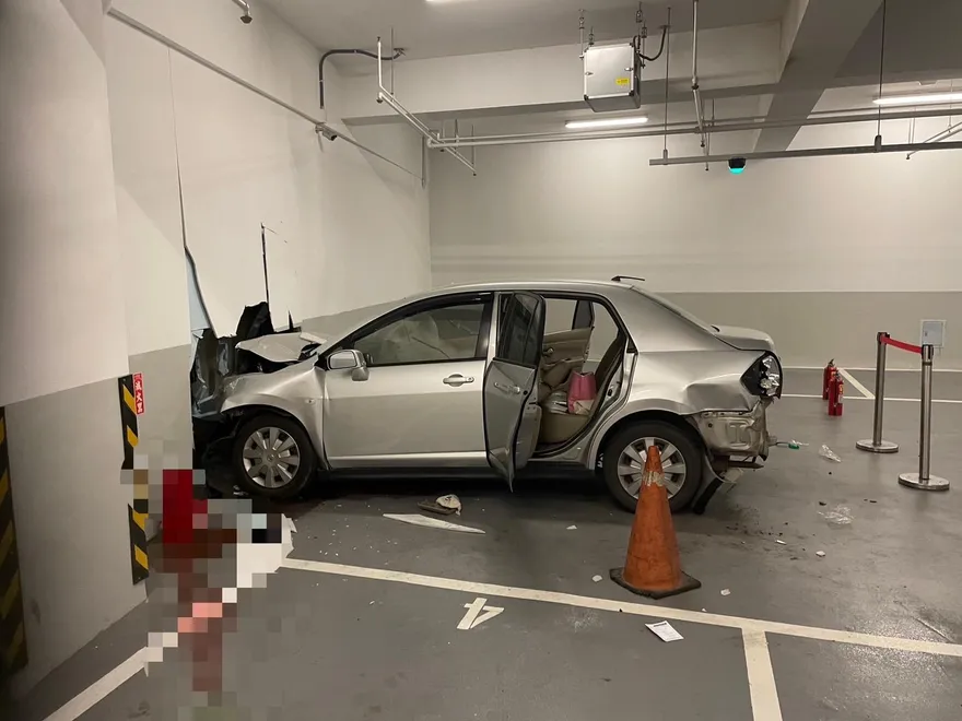 影/倒車再前進狂加速「連牆都撞破」！中壢7旬翁停車詭死　地上都是血