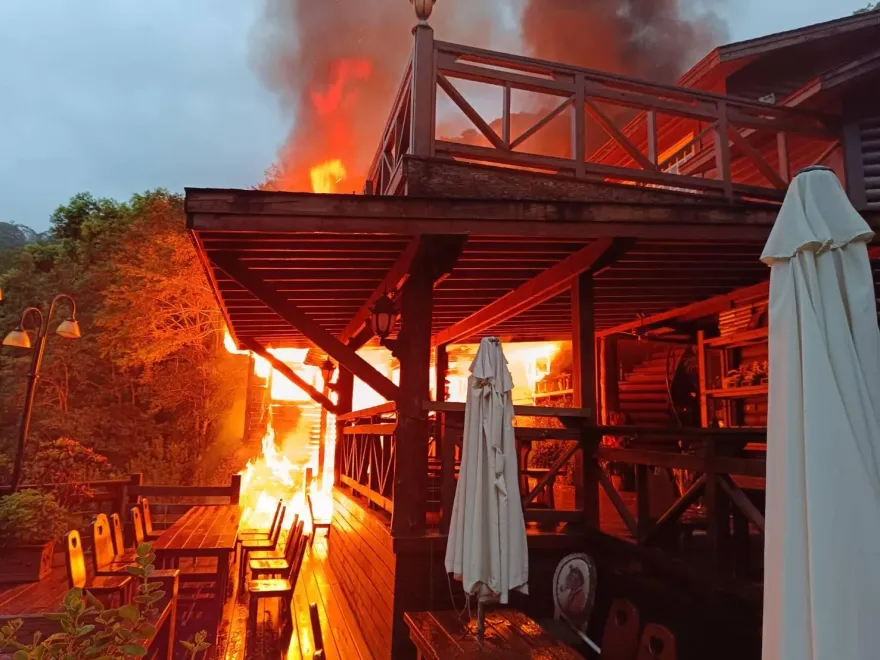 台中「安妮公主花園」大火！粗估損失200萬　餐廳暫停營運退款拚8月重建