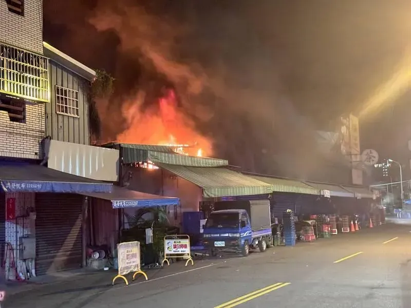 疑冷凍櫃短路惹禍！北屯黃昏市場攤商火警　火舌四竄嚇壞民眾