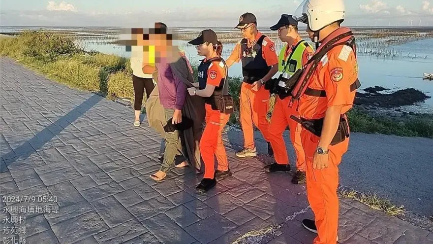 彰化男「攀附蚵架」受困失溫！彰化海巡警消聯手救援