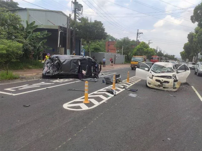 快訊/龜山3車追撞！轎車車頂遭撞扁釀1死5傷　驚悚瞬間曝光