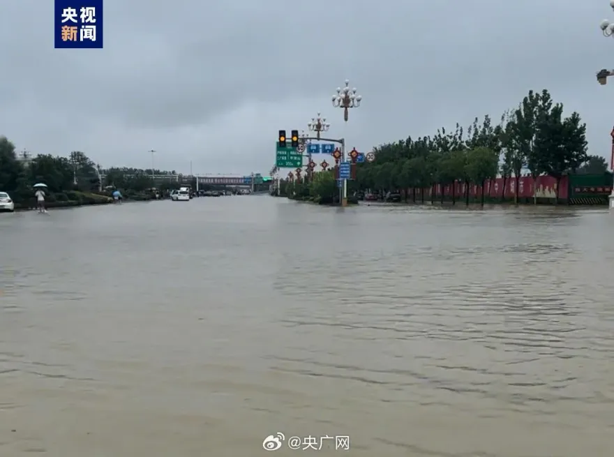 影/河南暴雨致災！汽車泡水、良田被淹...多地啟動「紅色預警」
