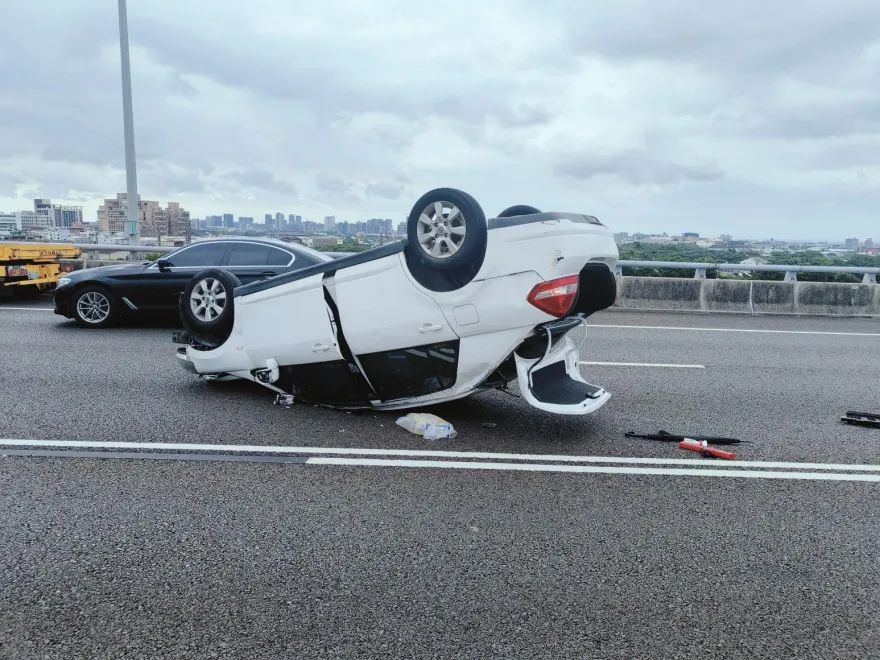 快訊/五楊高架嚴重車禍！小客車失控連撞大翻車　釀2傷送醫