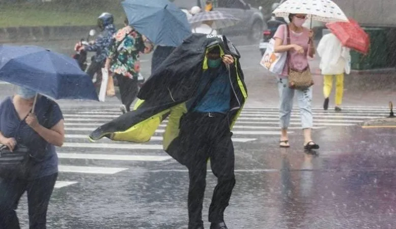 雨區擴大！11縣市豪大雨特報　一路炸到晚上
