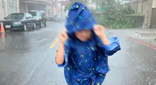 影/錯誤示範！家長帶小孩出門「感受颱風天威力」　網友痛罵：出事怪誰