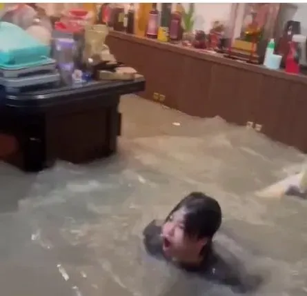 影/客廳變泳池、窗台變跳水台！鹿港民宅遭雨水灌入　他無奈：沒想過要游出家門