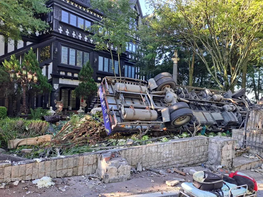 快訊/摧毀片！清境農場旁民宿圍牆遭貨車剷平　車頭變形駕駛慘受困