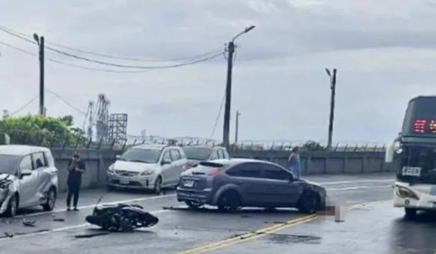 快訊/新北瑞芳小客車打滑衝對向撞2機車　3人受傷女子受困車底命危送醫不治
