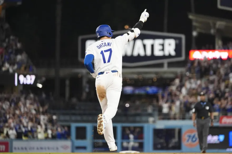 影/大谷「史上最快40-40」紀錄球被丟回觀眾席　光芒外野手Siri幹的！