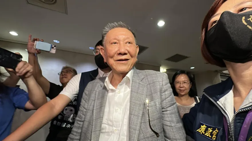 京華城容積案檢廉上門搜索！沈慶京竟出現在「逃生梯」　逃亡之虞遭羈押