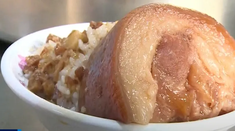 男點爌肉飯「一口沒吃」付錢走人！老闆調監視器急喊：這錢不能收