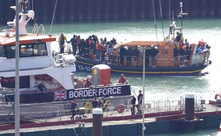 影/非法移民船超載船底裂開沉沒　12人葬身英吉利海峽